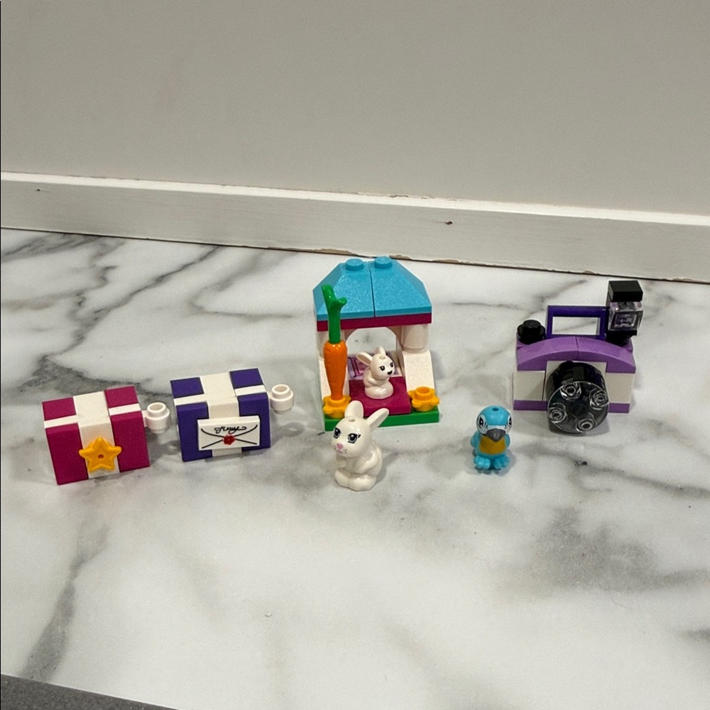 Lego FRIENDS Bunny Play Corner with misc Legos parrot camera
